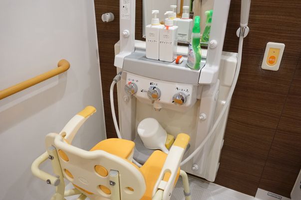 バリアフリー設計の浴室