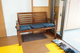 木製の快適なベンチ