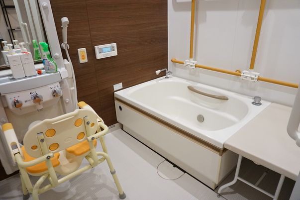 バリアフリー設計の浴室