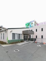 明るい建物のエントランス