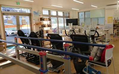 訓練用器具のある明るい機能訓練室  