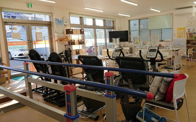 訓練用器具のある明るい機能訓練室  