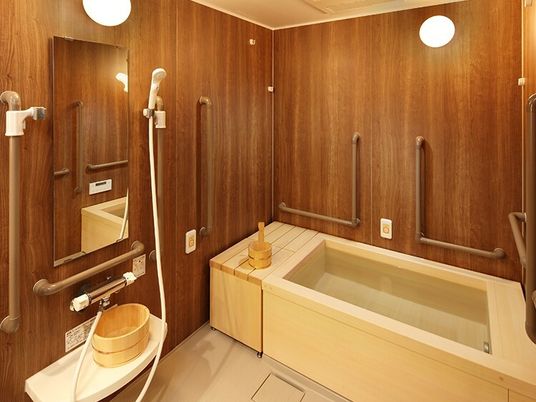 バリアフリー設計の浴室