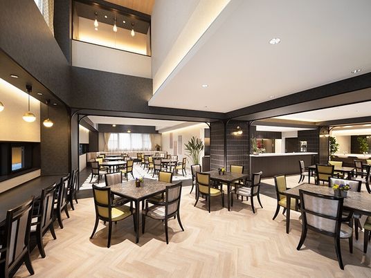 広々とした明るい食堂