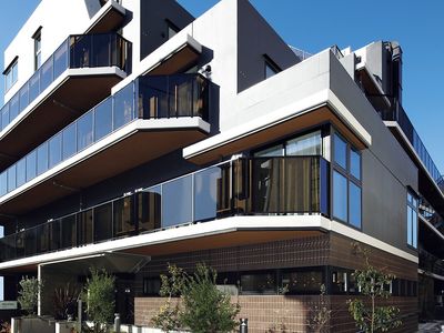 モダンな建物の外観