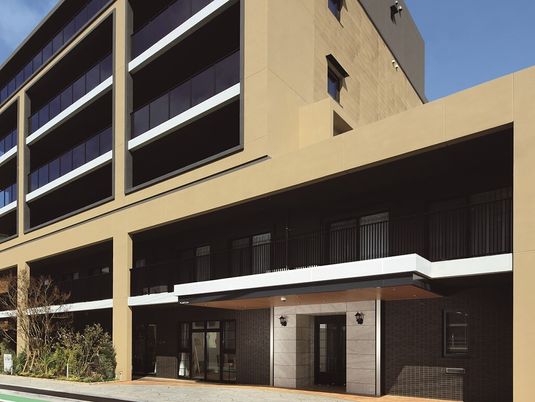 モダンな建物のエントランス