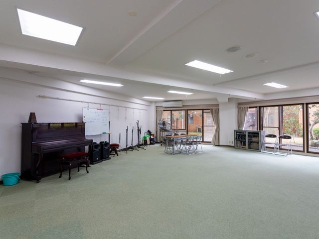 明るい多目的室 多目的室 広々とした多目的室は、自然光がたっぷり入り、音楽活動や会議に適した空間になっています。