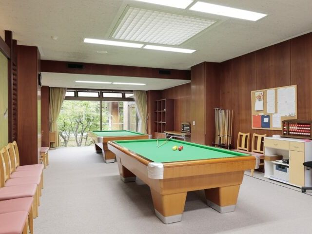 ビリヤード台のある部屋 ビリヤード 窓から自然光が差し込むビリヤードを楽しめる広々とした部屋です。リラックスした雰囲気で交流が深まります。