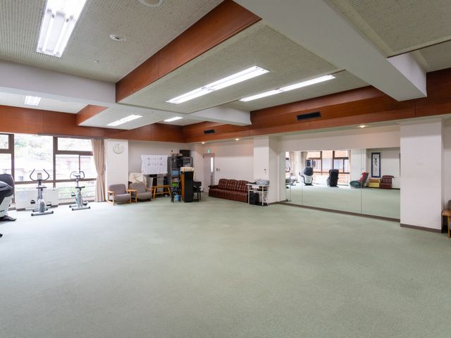 広いスペースの部屋 機能訓練室 広々とした機能訓練室です。自然光が差し込み、身体を動かすのに最適な環境になっています。