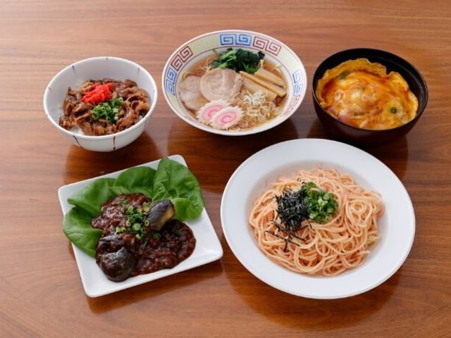 美味しそうな食事の準備 アラカルトメニュー　 多彩な料理が並ぶ食堂です。様々なメニューで、日々の楽しみが広がります。