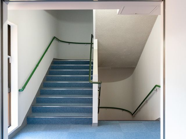 明るい階段の廊下 廊下 階段は広々としており、手すりがついているので安全に移動しやすい設計です。