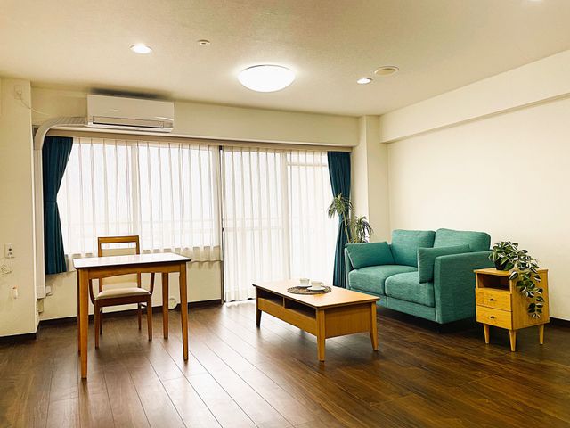 居室のくつろぎ空間 居室 広々とした居室には、快適なリビングスペースがあり、リラックスして過ごせます。