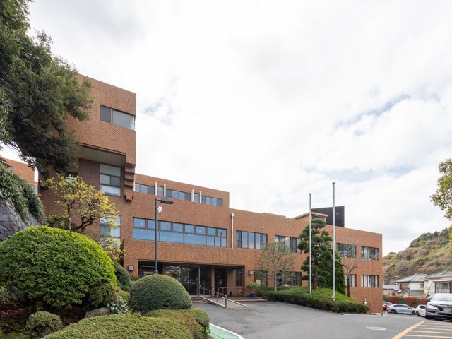 美しい中庭と外観 外観 自然に囲まれた施設で、四季を感じながら働くことができます。静かな環境がおすすめです。