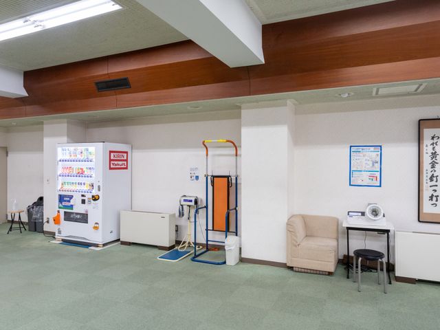 くつろぎスペース 休憩室 広々とした休憩スペースでは、リラックスしながら自販機を利用できます。和やかな雰囲気が漂います。