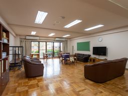 広々としたラウンジ