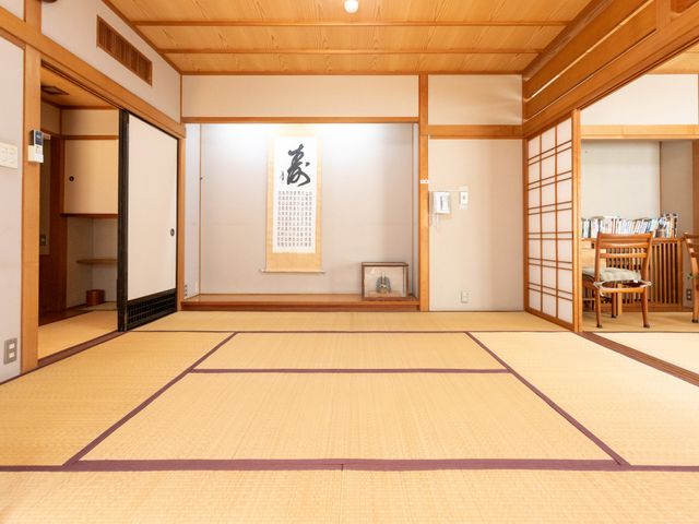 広い和室 和室 広々とした和室で、落ち着いた雰囲気が魅力です。伝統的な畳と壁掛けが趣を添えています。