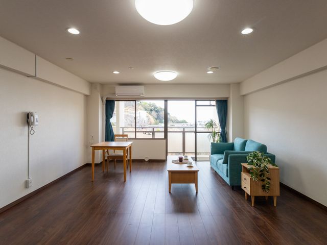 自然光差し込む居室 居室 広々とした空間に自然光が差し込み、快適な生活環境が整っています。ソファでゆったりと過ごせます。