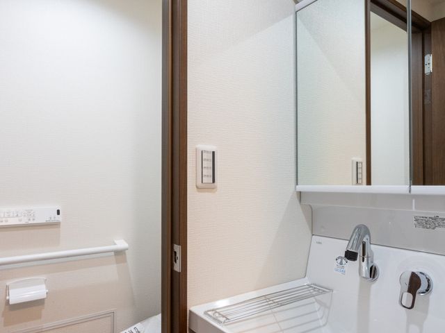 洗面台とトイレ トイレ 清潔で機能的な洗面台とトイレが備わっています。快適な日常のサポートに役立ちます。