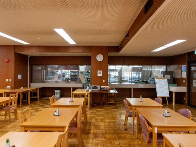 温かみのある食堂 食堂 自然光が差し込み、温かい木のテーブルが並ぶ明るい空間です。スタッフとのコミュニケーションも取りやすい場になっています。