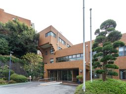 明るい建物の外観