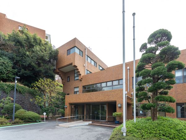 明るい建物の外観