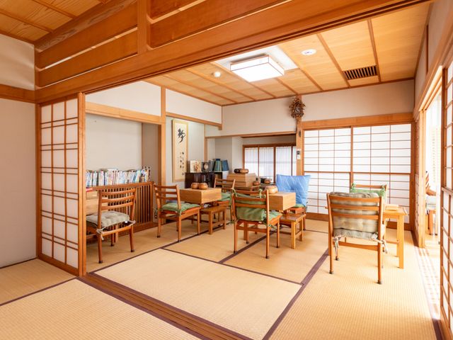 落ち着いた和室 和室 畳が敷かれた和の空間で、心地よくリラックスできます。自然の光が差し込む温かな環境です。