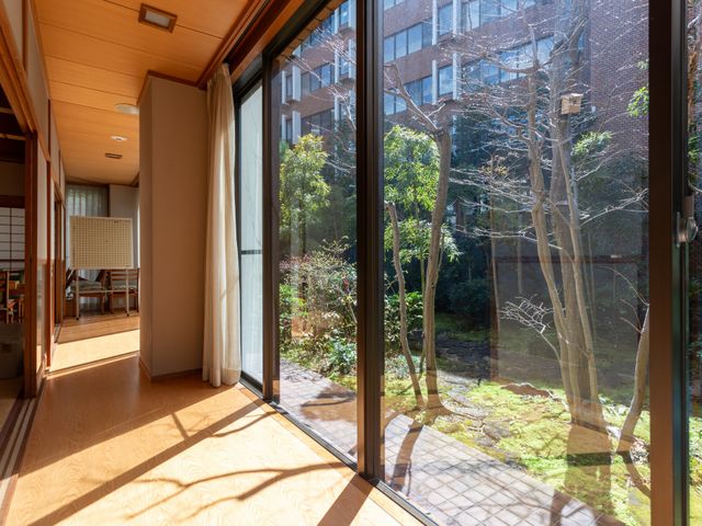 庭が見える廊下 廊下   大きな窓から自然光が差し込み、外の豊かな緑を楽しめる落ち着いた空間です。