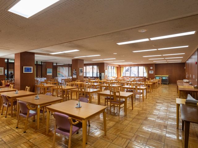 広々としたダイニングルーム ダイニングルーム 広々とした明るい空間で、ゆったりとした食事が楽しめます。椅子やテーブルは使いやすく配置されています。
