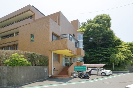 広い玄関が特徴の建物外観