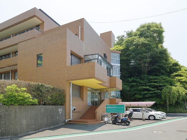 広い玄関が特徴の建物外観 クリニック 明るい環境に囲まれた施設の外観です。アクセスが良好で、通勤にも便利です。