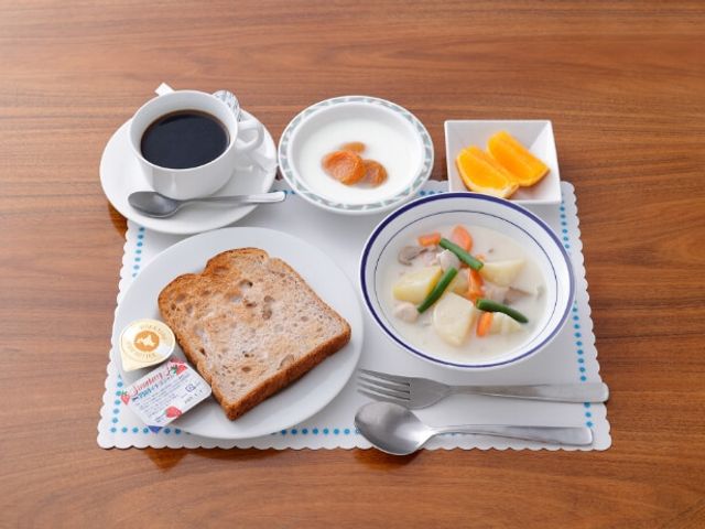 朝食セットのテーブル 朝食② 栄養バランスを考えた朝食が提供されるテーブルです。温かいスープや新鮮な果物が並んでいます。