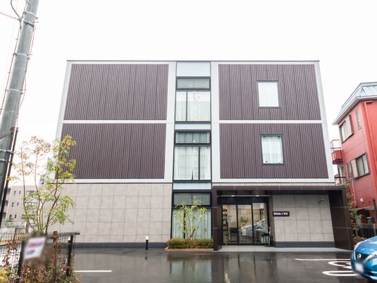 現代的な建物のエントランス