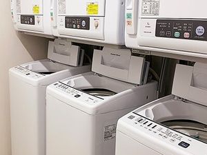 清潔な洗濯機並ぶ空間
