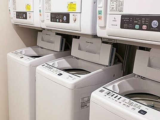 清潔な洗濯機並ぶ空間