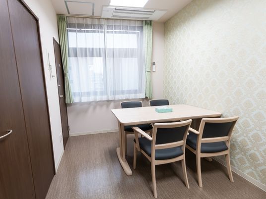 落ち着いた居室の一角