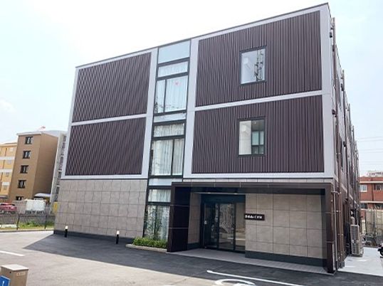 モダンな施設の外観