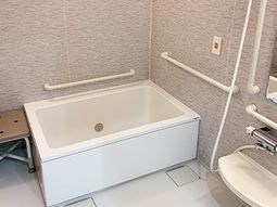 手すり付きの浴室