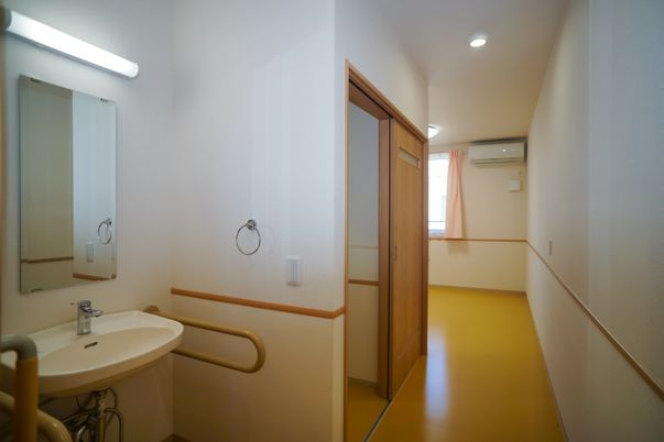 明るい廊下と洗面台