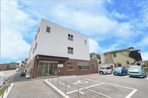 広々駐車場のある建物