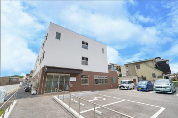 広々駐車場のある建物