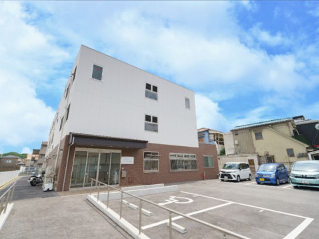 広々駐車場のある建物 外観 広い駐車場が整備されたモダンな外観の職場です。明るく開放的な環境で、新しいキャリアをスタートしませんか。