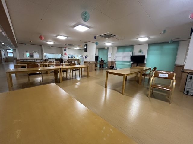 広々とした食堂の様子 ダイニングルーム 明るく開放的なダイニングルームで、ご利用者様の食事サポートを通じてやりがいを感じませんか。