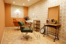 落ち着いた床と壁の理美容室