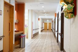 廊下のモダンな印象