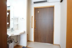 清潔な洗面台と扉