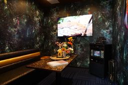 宇宙模様の壁と備品