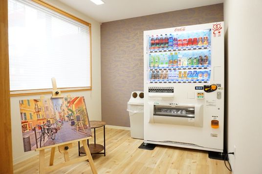 休憩スペースの自動販売機