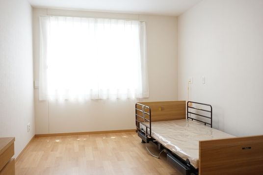 明るいシンプルな居室