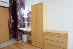 洗面台とクローゼットのある部屋