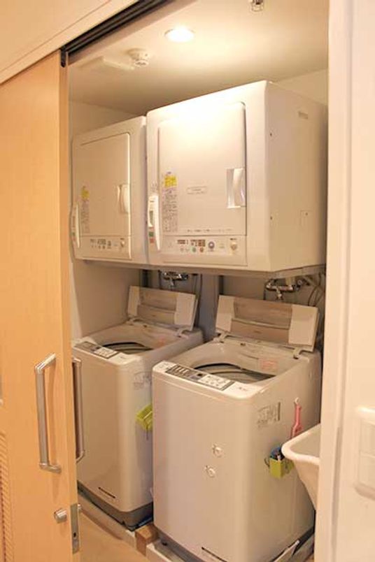 洗濯機が並ぶ施設